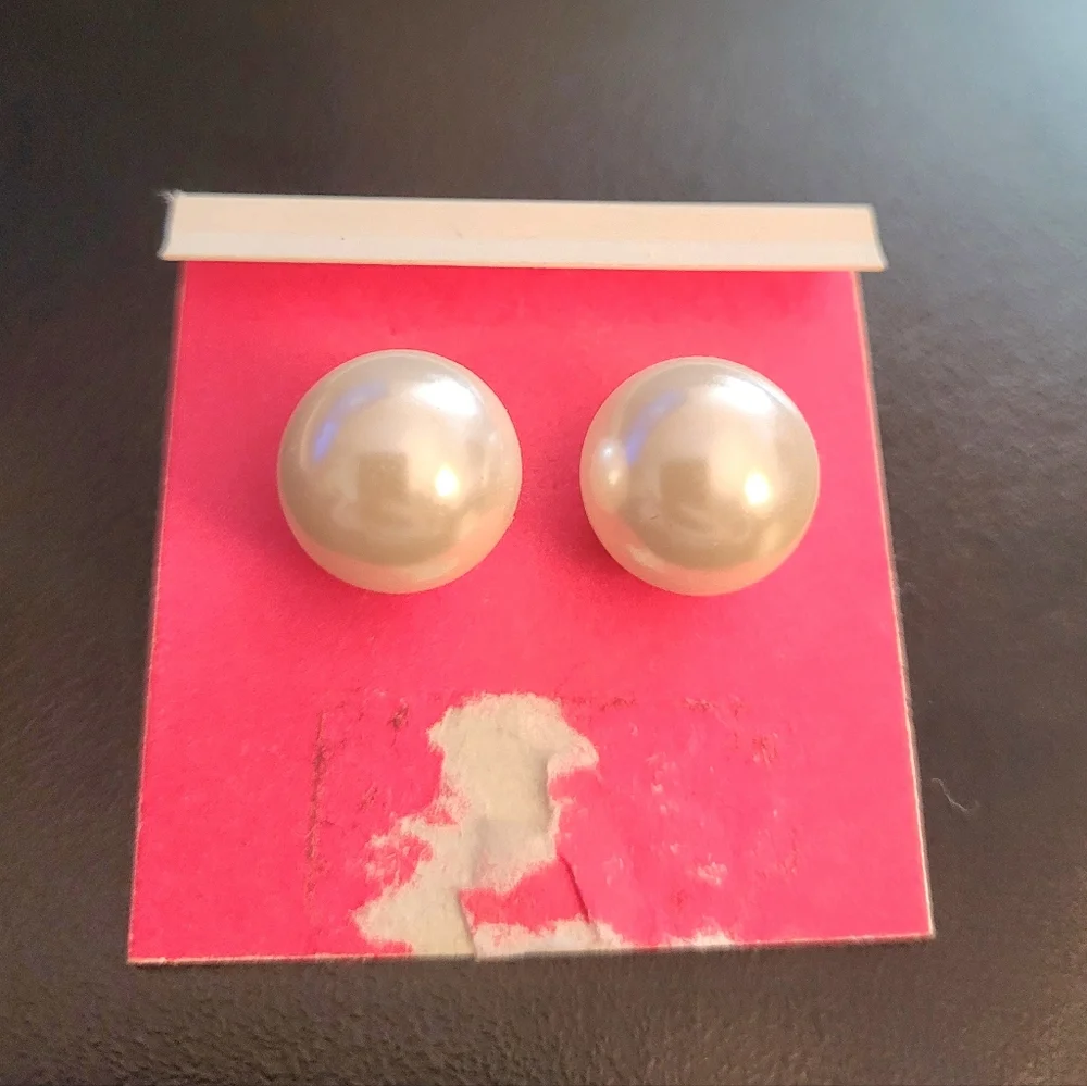 ⭐️3/$15 Betsey Johnson Flower Earrings with pearls - Picture 2 of 4